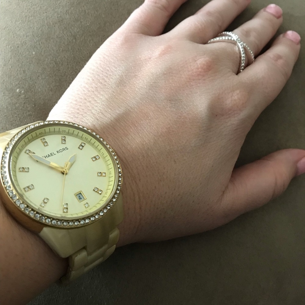 Michael Kors shell watch - Picture 1 of 8